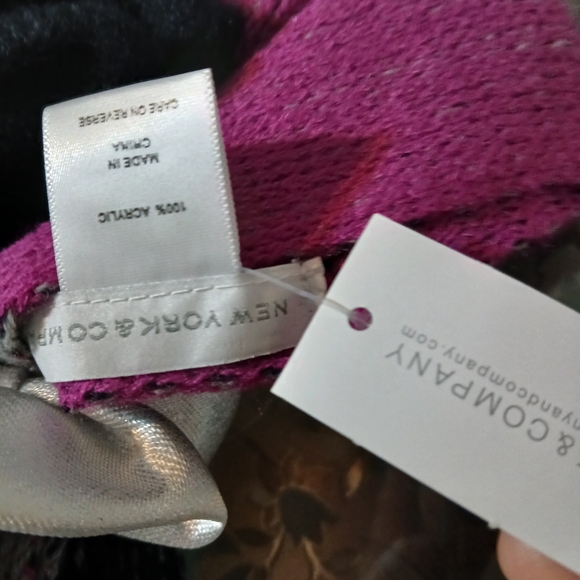 NEW YORK & CO. 2-PIECE Striped BURGUNDY LUREX SCARF & GLOVES SET NWT - Picture 8 of 13